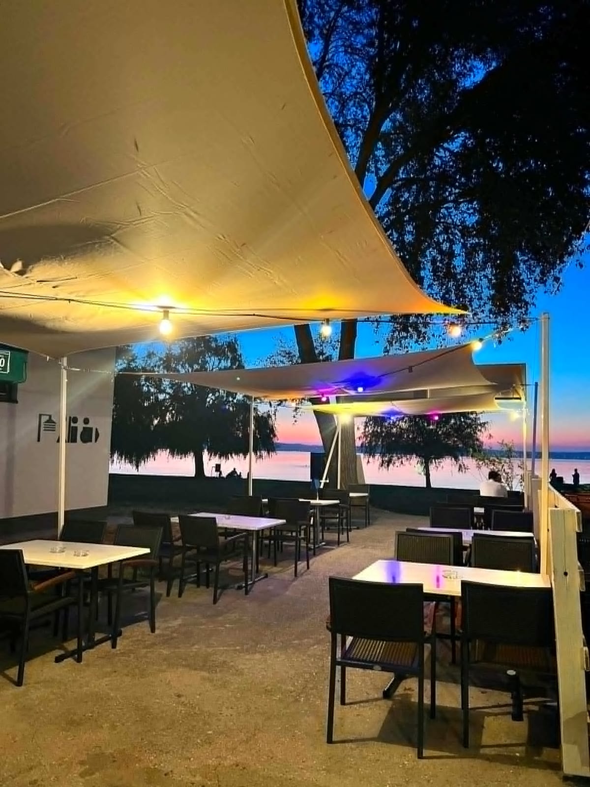 A Frei Terrace terasza a naplementében