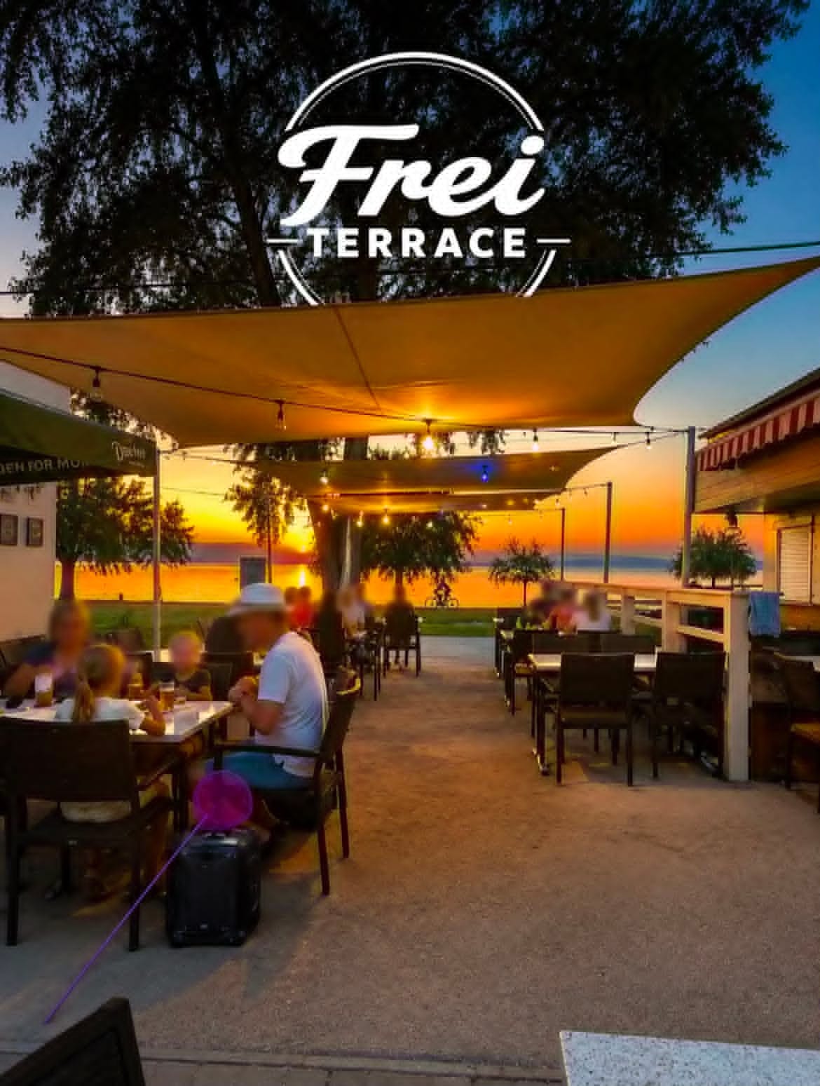 A Frei Terrace terasza naplementében, vendégekkel